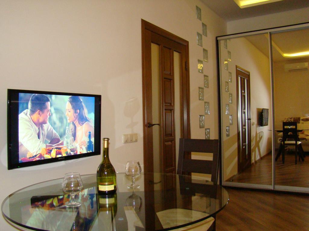 Pleasure Apartment Near Center Of Odessa Exterior photo